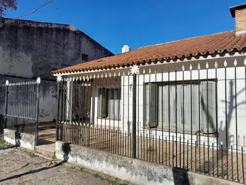 IMPORTANTE CASA EN PLENO CENTRO EN LA CIUDAD DE ESQUINA!!!