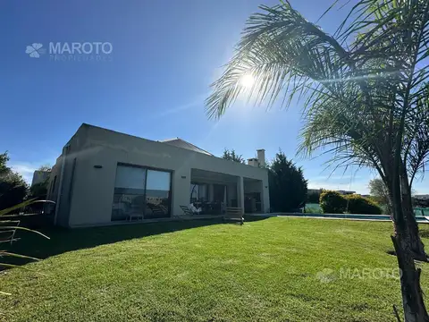 CASA EN VENTA  EN EL CANTON NORTE AL AGUA - MAROTO PROPIEDAD