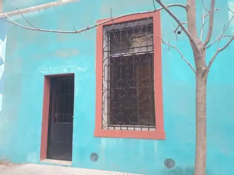 Casa de frente de 1 dormitorio con 1 comodin.
