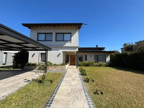 Casa 5 ambientes con 4 baños