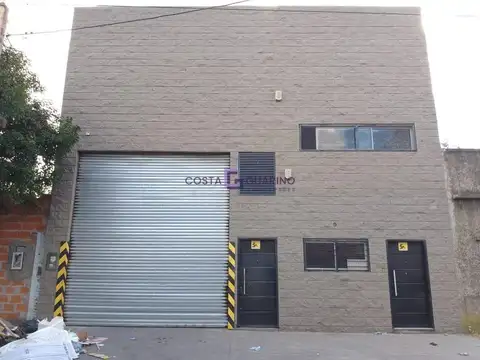 Galpón de 570 m² cub. y 50 m² desc. con oficinas, baños, vestuarios y patio