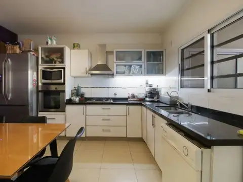 VENTA CASA TRIPLEX 6AMB FLORIDA JARDIN Y PILETA