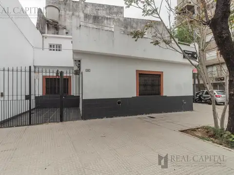 CASA 3 AMBIENTES CON TERRAZA Y COCHERA EN MONTECASTRO
