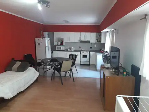 Departamento de 2 dormitorios de escaleras