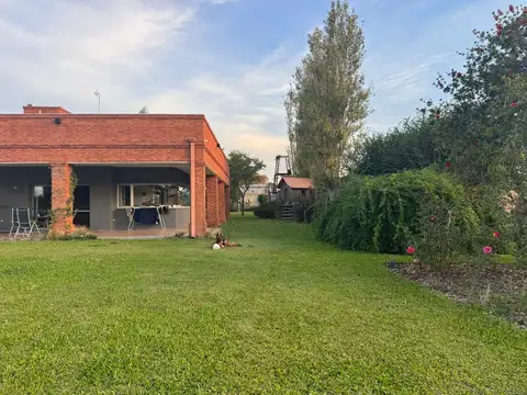Casa 6 ambientes con 2 baños