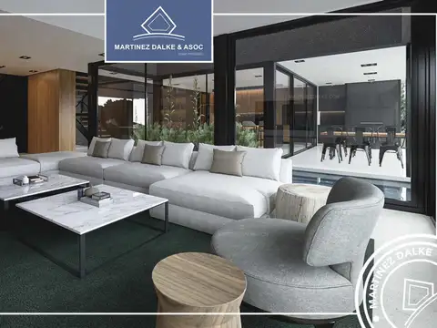 Casa en Venta con 4 cocheras