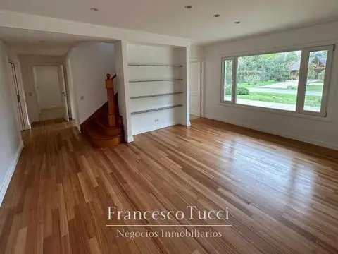 Casa en Alquiler con 2 cocheras