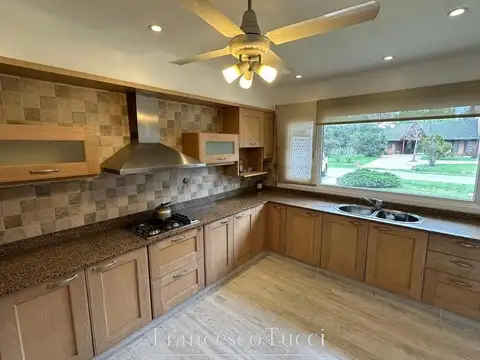 Casa en Venta y alquiler anual en San Diego con piscina Lote central