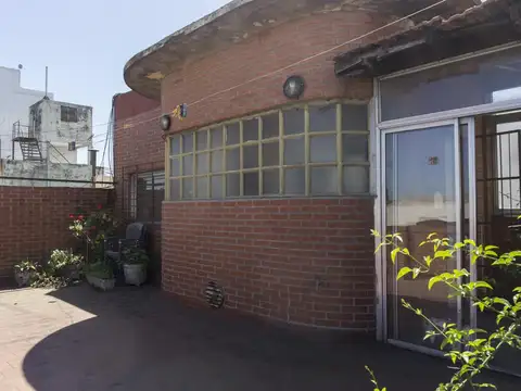 Depto. de 4 ambientes tipo duplex con terraza.