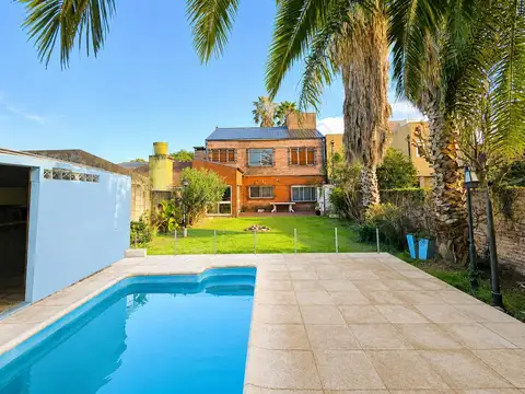 VENTA CASA 6 AMBIENTES CON PARQUE, PILETA  Y QUINCHO EN MORENO
