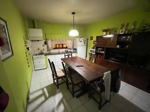 Casa 8 ambientes con 3 baños