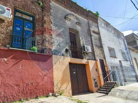 VENTA - CASA 3 AMB. A REFACCIONAR - CAMPANA CENTRO