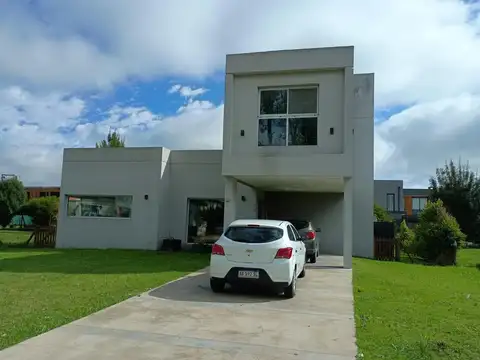 Excelente CASA en barrio privado La Alameda