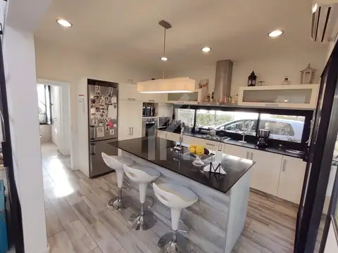 Los angeles village uf 100