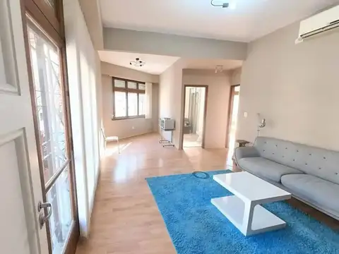 Vendo en Chacarita. Casa en 3 Plantas.