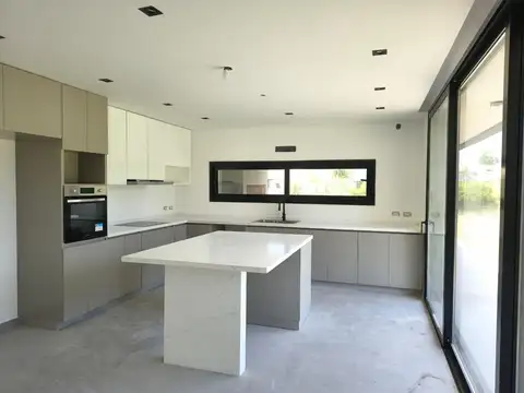 Casa 6 ambientes con 3 baños