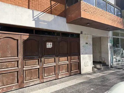 Excelente cochera sobre la Avenida Maipú 
