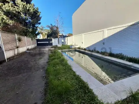 Casa en Venta con 3 cocheras