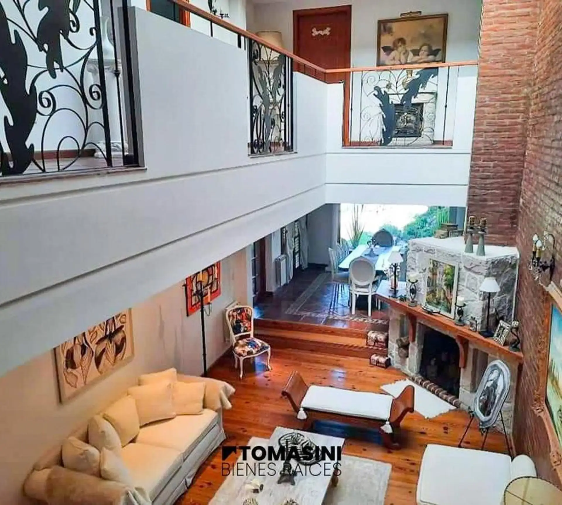 Chalet de 5 ambientes con piscina, desarrollado en 2 plantas