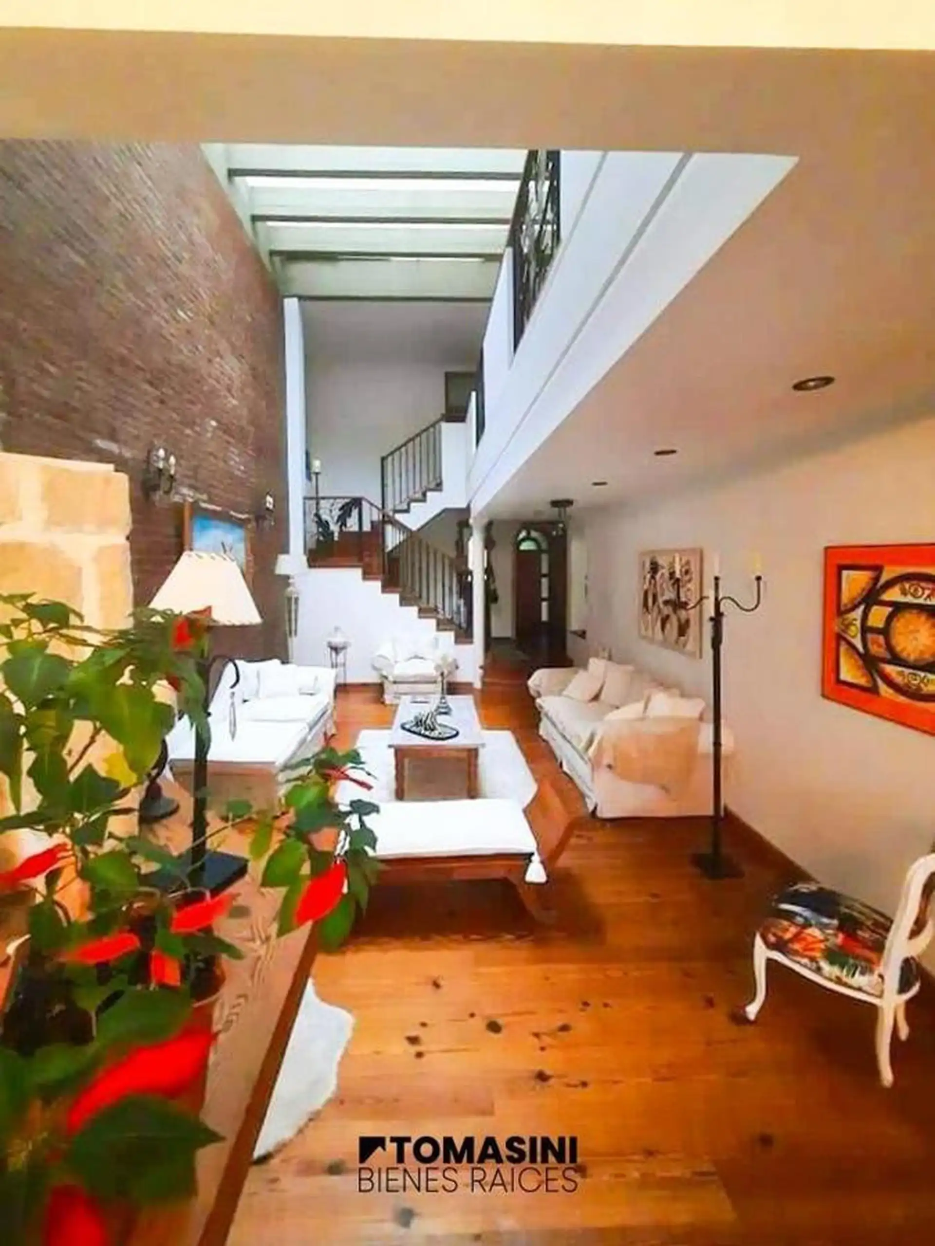 Chalet de 5 ambientes con piscina, desarrollado en 2 plantas