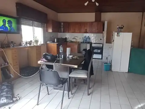 VENTA DE CASA A RECICLAR CON LOCAL COMERCIAL