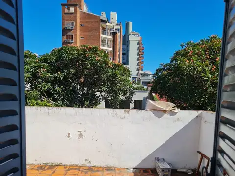 Casa 7 ambientes con 2 baños