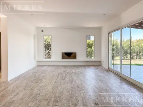 Casa en Venta con 3 cocheras