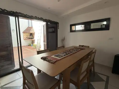 Casa 6 ambientes con 2 baños