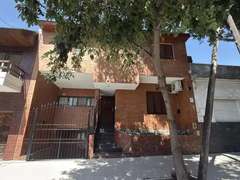 Venta casa de 6 ambientes con patio y cochera en Flores