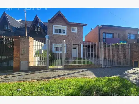 Venta casa 3 ambientes con cochera y piscina en Temperley