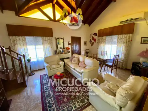 Casa en Venta con 2 cocheras
