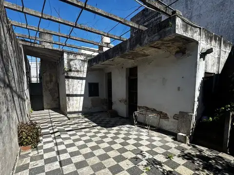 Venta Casa a refaccionar doble lote V Ballester