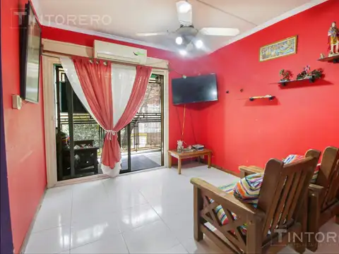 APTO CRÉDITO - Departamento de 4 ambientes en venta en Pompeya con balcón.