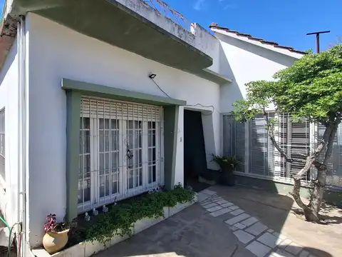 CASA 3 AMBIENTES CON GRAN FONDO COCHERA Y TERRAZA