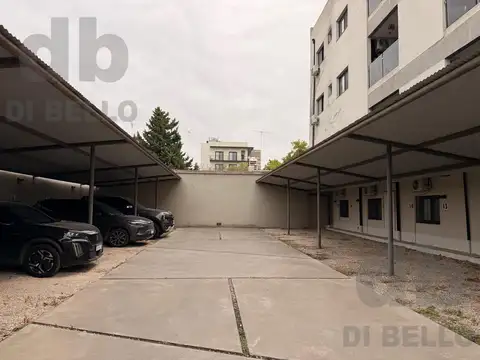 Cochera semicubierta en Roca y Rivadavia
