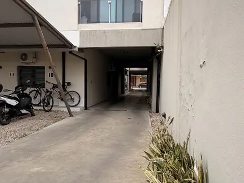 Cochera semicubierta en Roca y Rivadavia