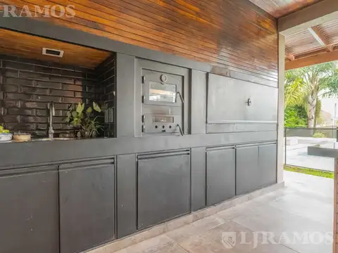 Casa en Alquiler con 2 cocheras