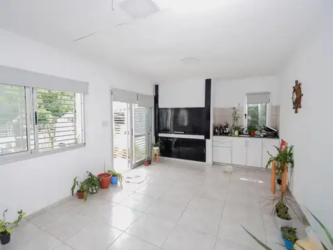 CASA EN VENTA 3 DORMITORIOS, COCHERA Y QUINCHO