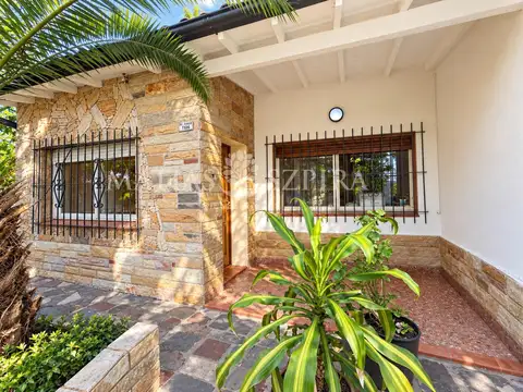 CASA EN VENTA 4 AMBIENTES CON COCHERA EN ITUZAINGO