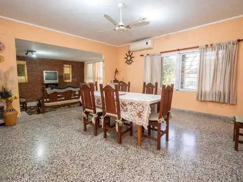 Casa en Venta con 2 cocheras