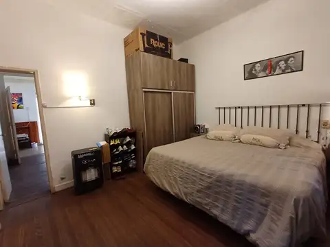Casa sobre lote de 8,66 x 30 Mts. Cochera - 2 Dormitorios - Parque - Quincho. Excelente ubicacion!