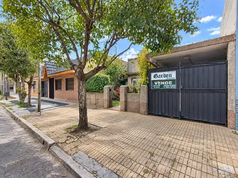 Casa sobre lote de 8,66 x 30 Mts. Cochera - 2 Dormitorios - Parque - Quincho. Excelente ubicacion!
