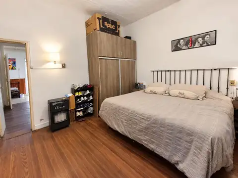 Casa sobre lote de 8,66 x 30 Mts. Cochera - 2 Dormitorios - Parque - Quincho. Excelente ubicacion!