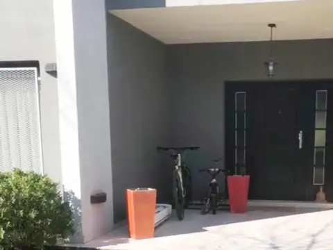 Casa 5 ambientes con 3 baños