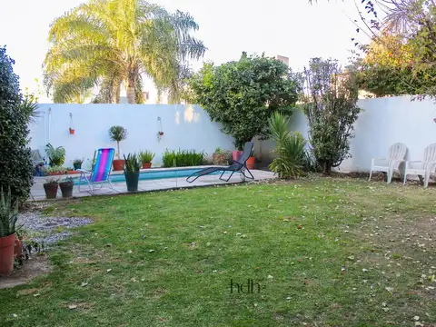 Casa 8 ambientes con 3 baños