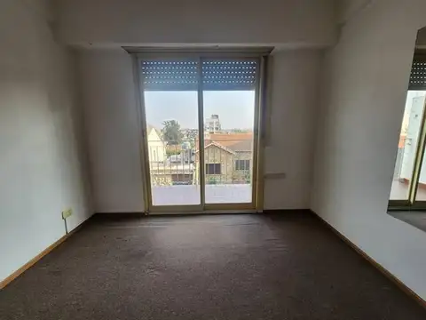 AMPLIO DEPARTAMENTO 3 AMBIENTES CON BALCON