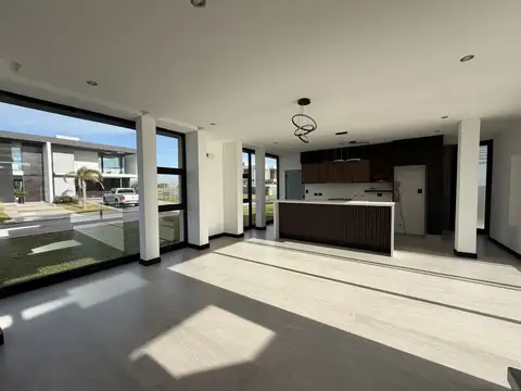 Casa 4 ambientes con 3 baños