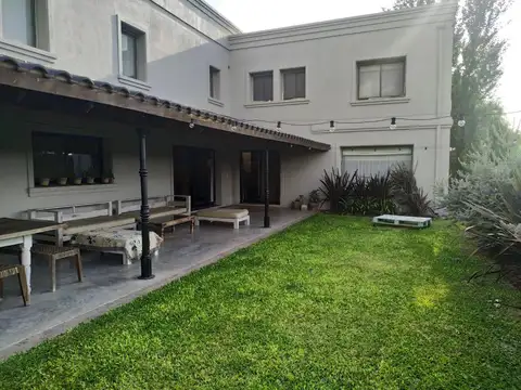 Casa en Venta con 4 cocheras