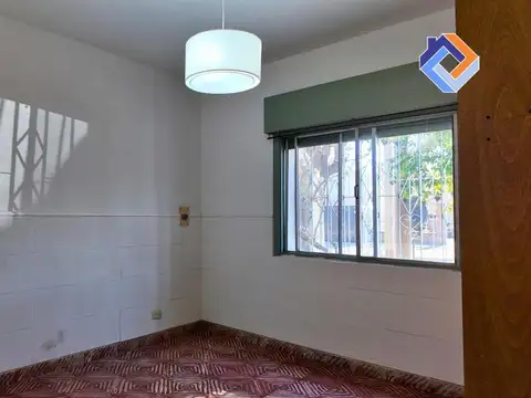 CASA EN ALQUILER DE 2 DORMITORIOS Y COCHERA!