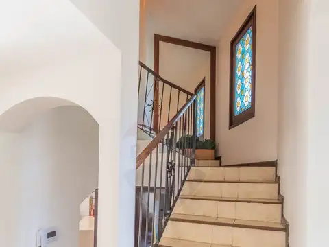 Casa en Alquiler con 8 cocheras